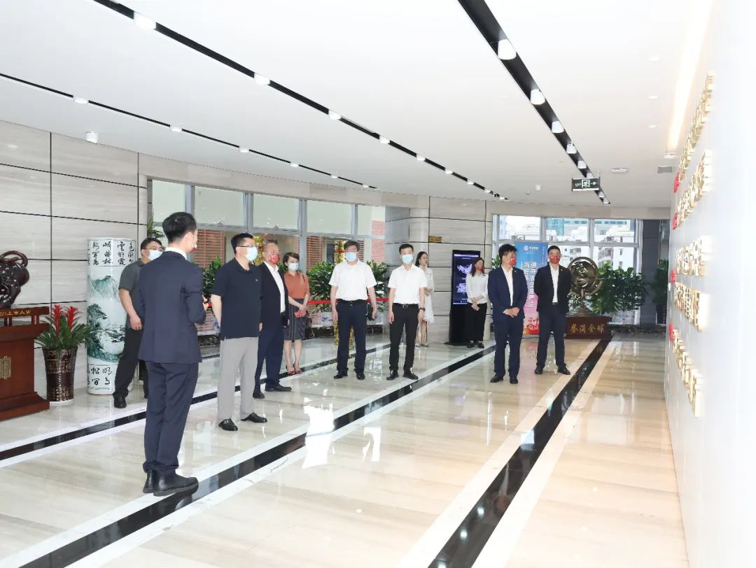 青島市政協(xié)副主席、嶗山區(qū)委書記張元升一行蒞臨中裝建設(shè)調(diào)研考察